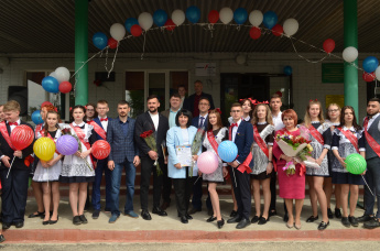 Глава администрации поселения поздравила выпускников 11 класса с днем последнего звонка